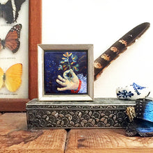 Load image into Gallery viewer, Holding-Value-LG-painting-miniature-hand-5x5-cm-no.430-interior